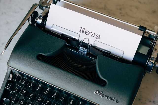Imagem de uma máquina de escrever com uma folha com o título 
